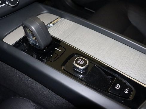 Used 2025 Volvo XC60 B5 Plus image 22