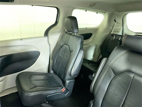 Used 2019 Chrysler Pacifica Touring-L image 12