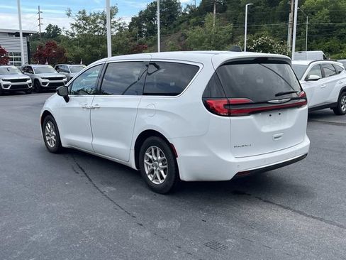 Used 2024 Chrysler Pacifica Touring-L FWD image 5