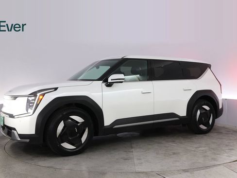 Used 2024 Kia EV9 Light Long Range RWD image 18