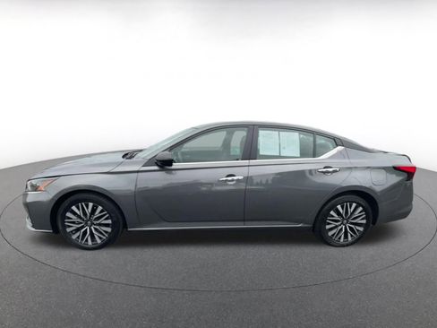 Used 2025 Nissan Altima 2.5 SV image 9