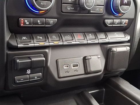 Used 2022 Chevrolet Silverado 1500 LTZ w/ LTZ Premium Package image 26