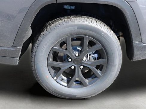 New 2026 Jeep Grand Cherokee Altitude image 9