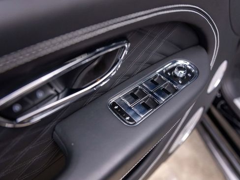Used 2024 Bentley Bentayga AWD/4WD image 42