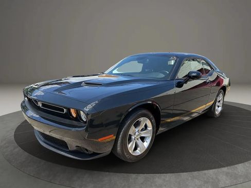 Used 2022 Dodge Challenger SXT RWD image 1