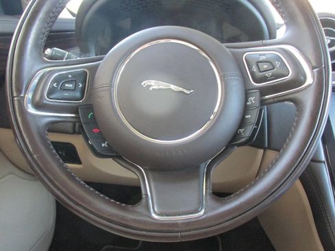 Used 2011 Jaguar XJ L image 21