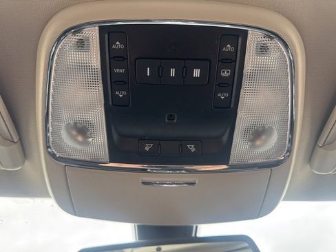 Used 2020 Chrysler 300 Limited image 37