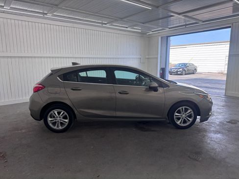 Used 2018 Chevrolet Cruze LT w/ Convenience Package FWD image 4