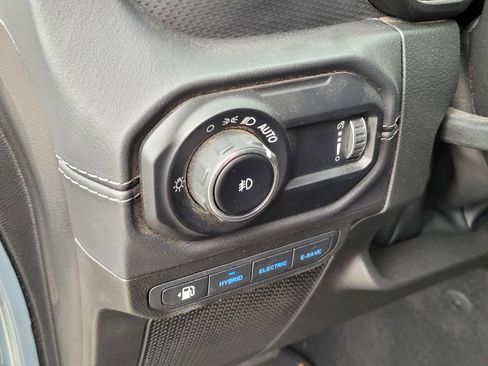Used 2025 Jeep Wrangler Unlimited Rubicon 4xe w/ Convenience Group AWD/4WD image 17