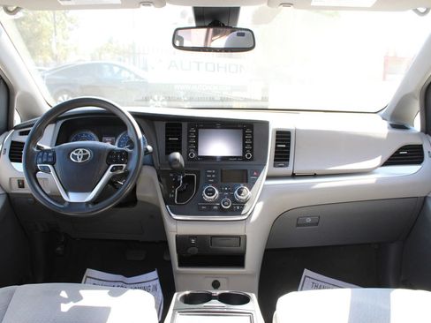 Used 2019 Toyota Sienna LE FWD image 16