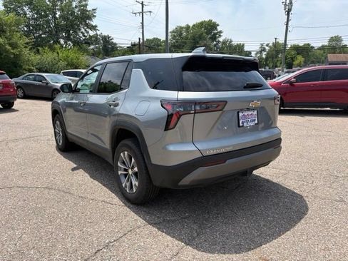 Used 2025 Chevrolet Equinox LT AWD/4WD image 3