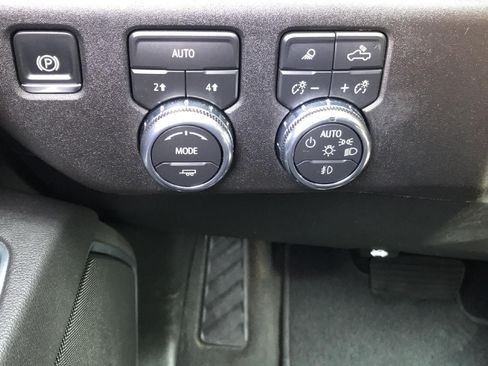 Used 2026 GMC Sierra 1500 SLT AWD/4WD image 17