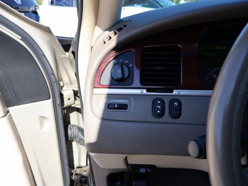 Used 2004 Lincoln Town Car Signature image 22