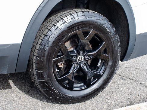 Used 2024 Volkswagen Atlas Peak Edition SE image 6