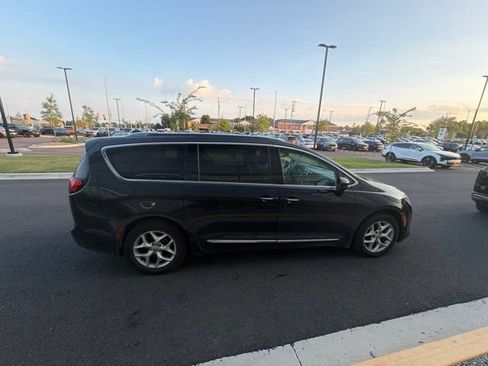 Used 2017 Chrysler Pacifica Touring-L Plus w/ Tire & Wheel Group FWD image 13