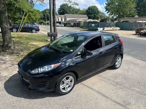Used 2019 Ford Fiesta SE FWD image 2