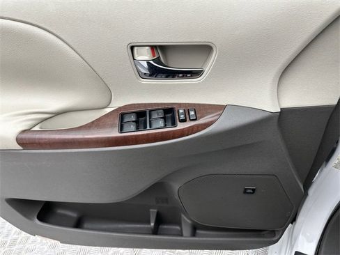 Used 2011 Toyota Sienna XLE w/ Premium Pkg image 13