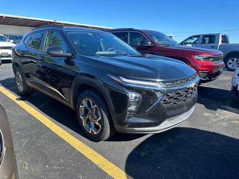 Used 2025 Chevrolet Trax LT w/ LT Convenience Package FWD image 1