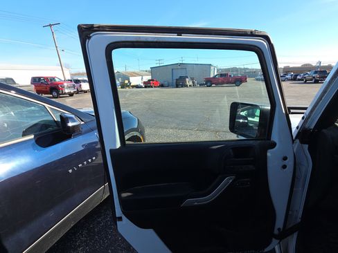 Used 2015 Jeep Wrangler Unlimited Sahara image 7