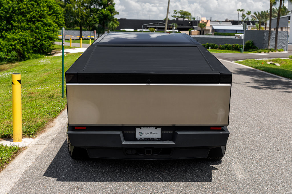 Used 2024 Tesla Cybertruck AWD Crew Cab image 4