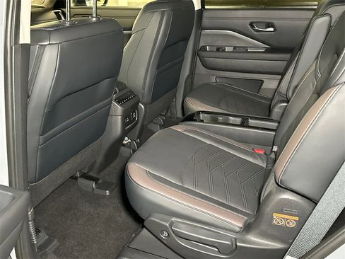 Used 2023 Nissan Pathfinder Platinum image 15