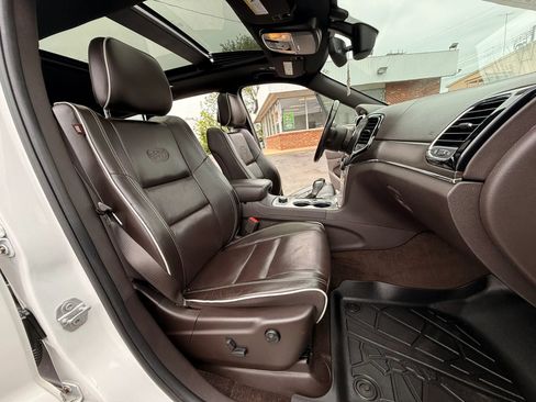 Used 2019 Jeep Grand Cherokee Overland AWD/4WD image 19