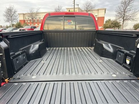 Used 2016 Toyota Tacoma TRD Sport image 9