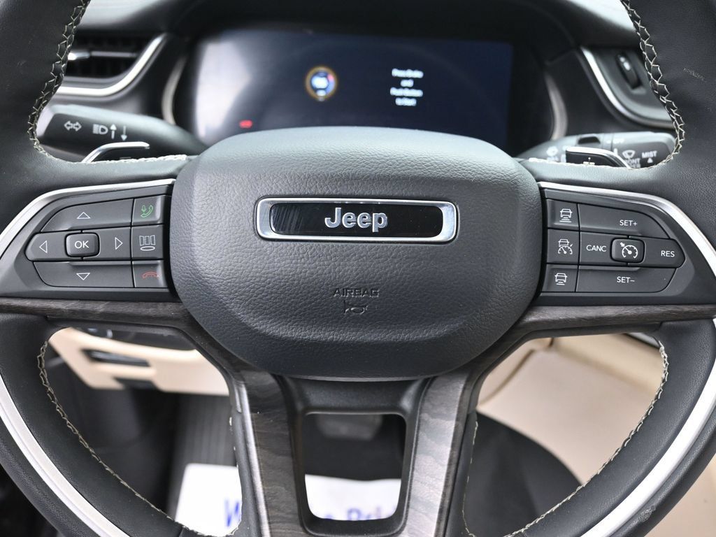 Used 2025 Jeep Grand Cherokee Limited w/ Luxury Tech Group II AWD/4WD image 14