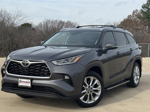 Used 2024 Toyota Highlander Limited image 2