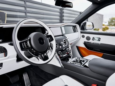 Used 2026 Rolls-Royce Cullinan Base image 2