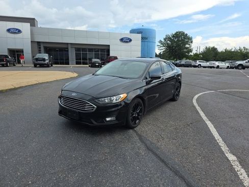 Used 2019 Ford Fusion SE w/ Equipment Group 151A FWD image 7