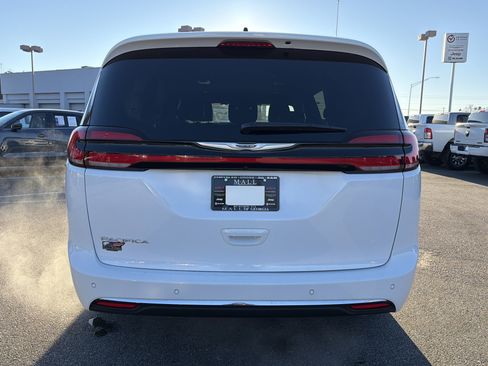 Used 2025 Chrysler Pacifica Select image 7