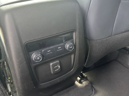 Used 2019 Buick Enclave Essence FWD image 19
