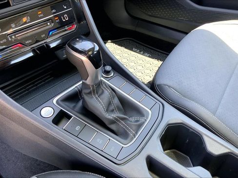 Certified 2025 Volkswagen Jetta SE w/ Sunroof Package FWD image 14