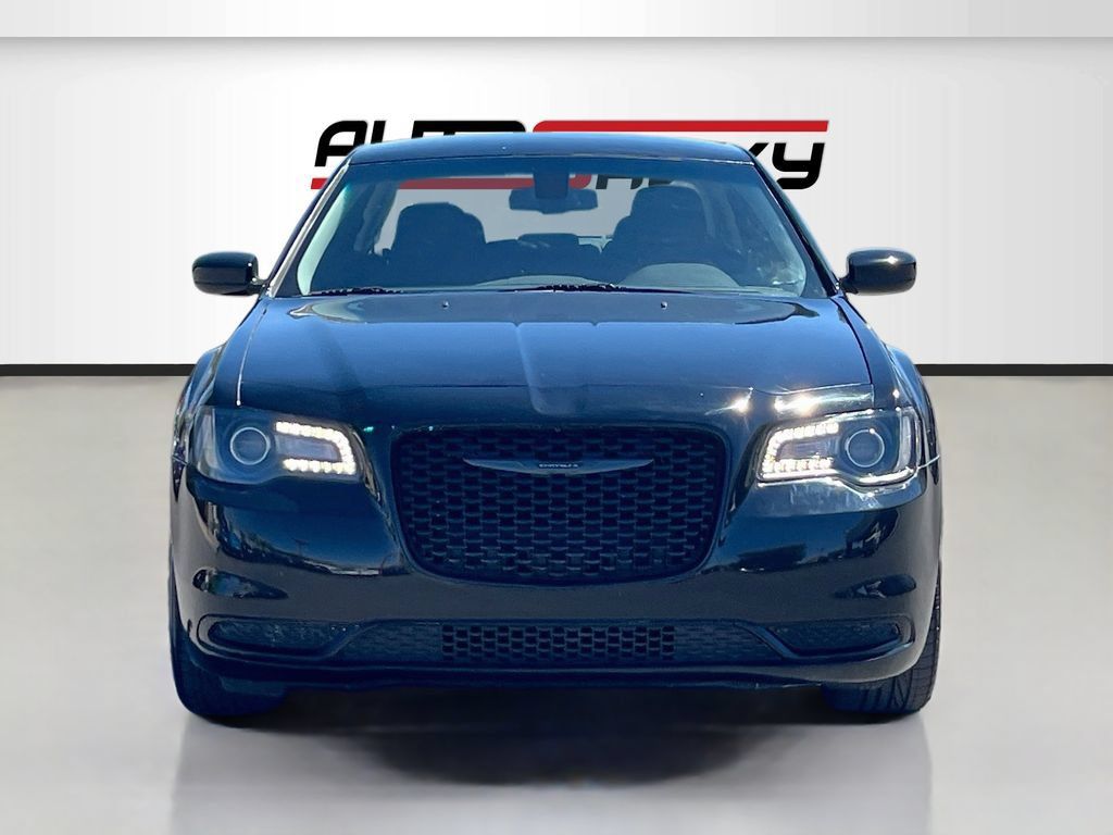 Used 2022 Chrysler 300 Touring w/ Sport Appearance Package RWD image 2