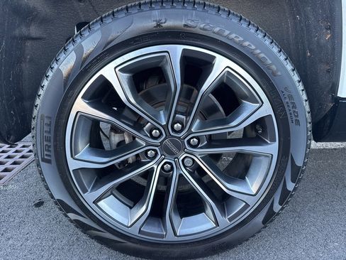 Used 2024 Jeep Grand Wagoneer Series III w/ HD Trailer Tow Package image 17