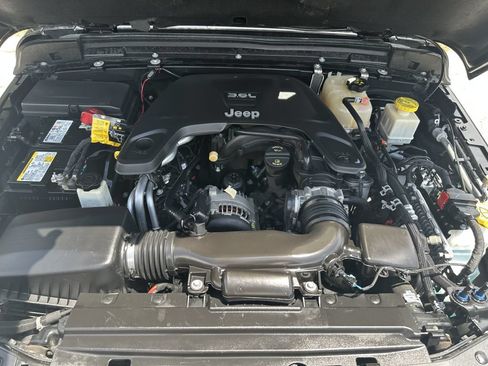 Used 2021 Jeep Gladiator Overland AWD/4WD image 4