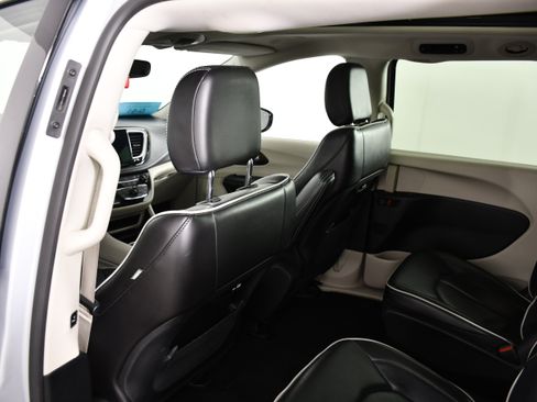 Used 2023 Chrysler Pacifica Limited FWD image 45