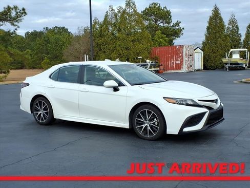 Used 2024 Toyota Camry SE image 1