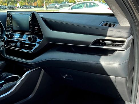 Used 2022 Toyota Highlander XLE image 13