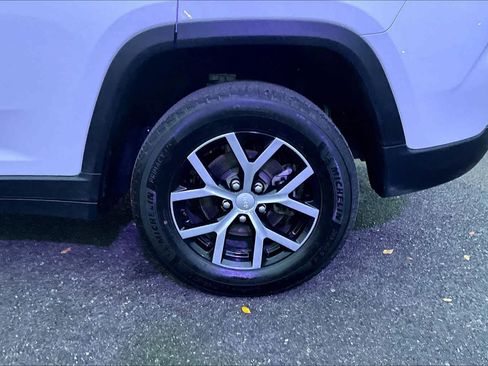 Used 2024 Jeep Grand Cherokee Limited image 42