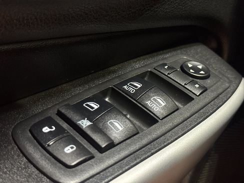 Used 2018 Jeep Cherokee Latitude Plus w/ Cold Weather Group AWD/4WD image 32