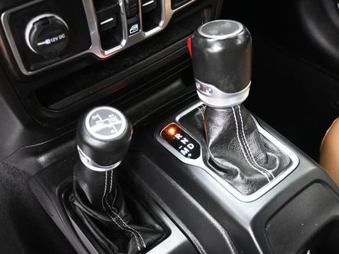 Used 2022 Jeep Wrangler Unlimited Sahara w/ Cold Weather Group AWD/4WD image 20