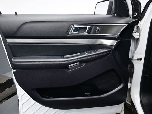 Used 2019 Ford Explorer XLT w/ Equipment Group 201A image 9