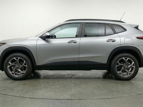 Used 2025 Chevrolet Trax LT FWD image 5
