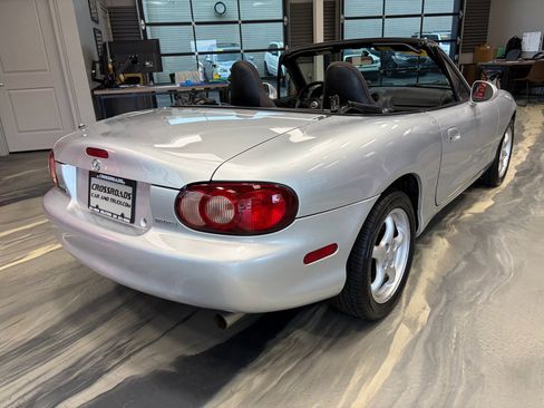 Used 2001 MAZDA MX-5 Miata RWD image 23