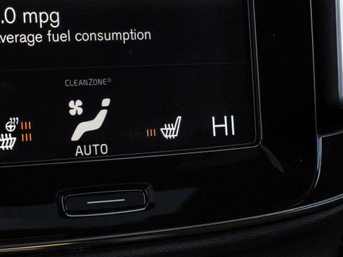 Used 2021 Volvo XC40 T4 R-Design image 32