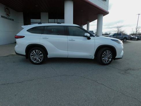 Used 2023 Toyota Highlander Platinum image 10