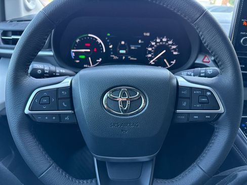 Used 2025 Toyota Sienna XLE w/ XLE Plus Package image 24