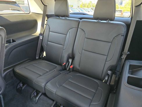 Used 2022 GMC Acadia SLT w/ Technology Package AWD/4WD image 16